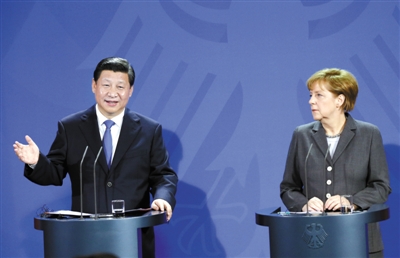 3月28日，国家主席习近平在柏林与德国总理默克尔共同会见记者。 新华社记者 鞠鹏 摄