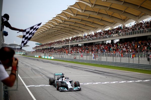 图文:F1马来西亚站正赛 小汉冲线瞬间