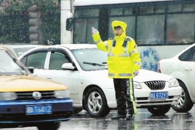 长沙交警 执勤雨衣换装(图)