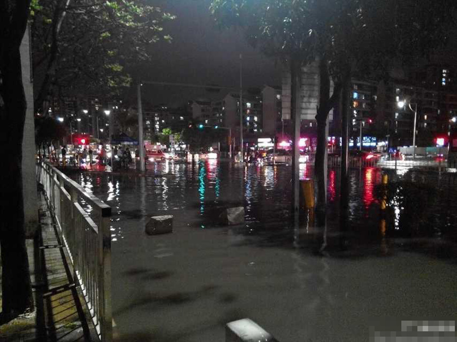 网友称深圳机场被水浸。图片来源网络