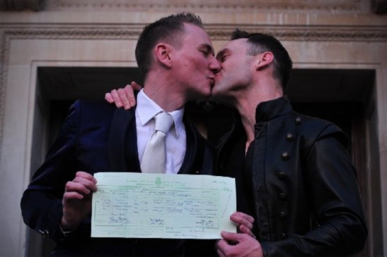29日，一对同性伴侣举行结婚仪式。