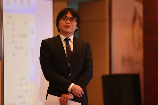 图文:十番棋第三局古力获胜 孔令文担任解说