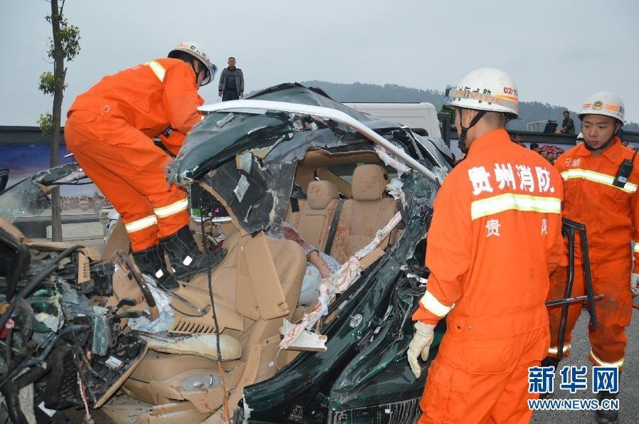 贵阳发生一起交通事故5人死亡组图