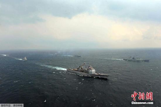 当地时间2014年3月14日，韩国东海，韩国与美国军舰参加韩美2014“鹞鹰”联合军演。
