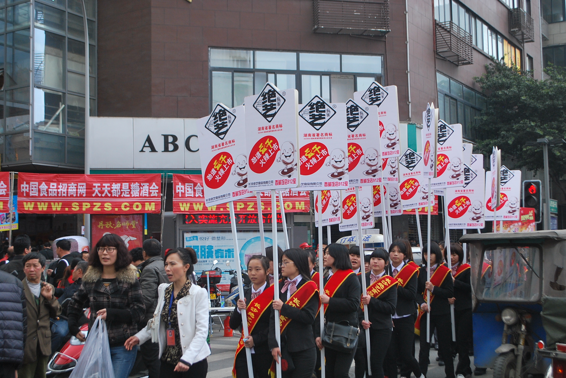 第90届中国春季糖酒会:石牛亮相受追捧(组图