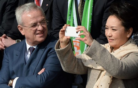 港媒:中国第一夫人最新智能手机是国产-星期六