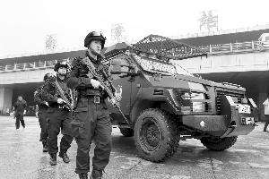 南京在重点区域还配备了装甲车，以应付紧急状况 现代快报 记者 邱稚真 摄