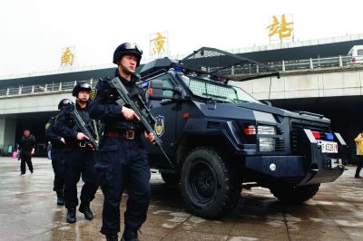 南京特警在火车站持枪巡逻.