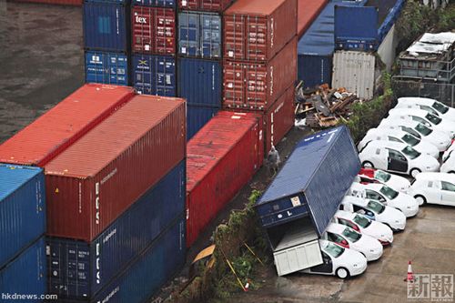 香港一集装箱遭强风吹塌 压坏6部簇新私家车(图)