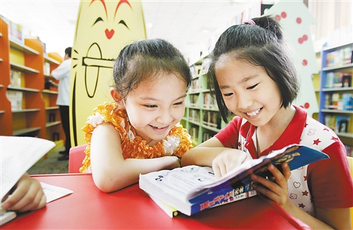 小朋友正在重庆市少儿图书馆新馆看书.
