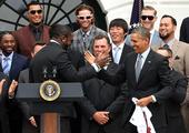 图文：奥巴马接见波士顿红袜队 和队员击掌