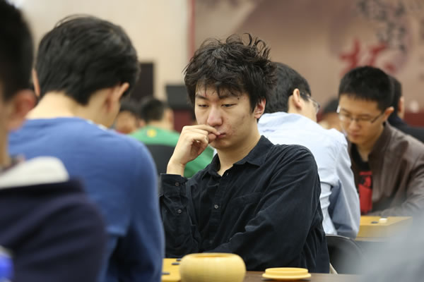 图文第27届名人战本选赛首轮党毅飞发型惹眼