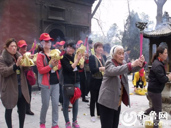 95岁老人连续43年登泰山祈福保平安组图