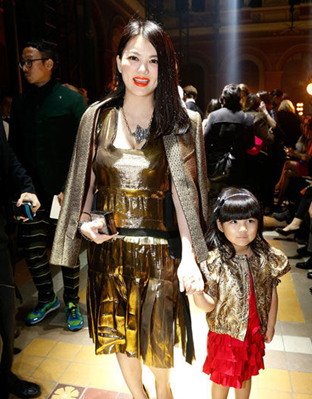 李湘携女儿王诗龄巴黎看秀 土豪金装扮引关注