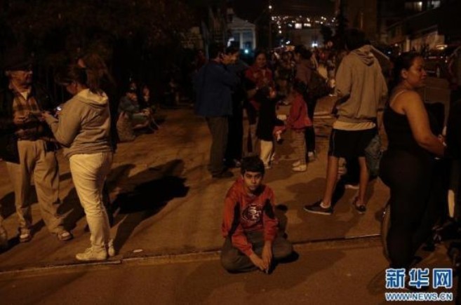 智利地震最新消息:街头建筑物摇晃人群拥堵(图