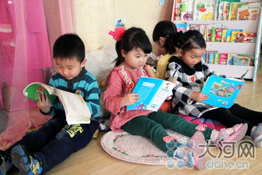 宝丰娃娃图书角里快乐阅读 迎接国际儿童图书