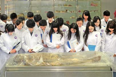 请问那些医学院,做实验解剖尸体时候,那些尸体是哪里来的?