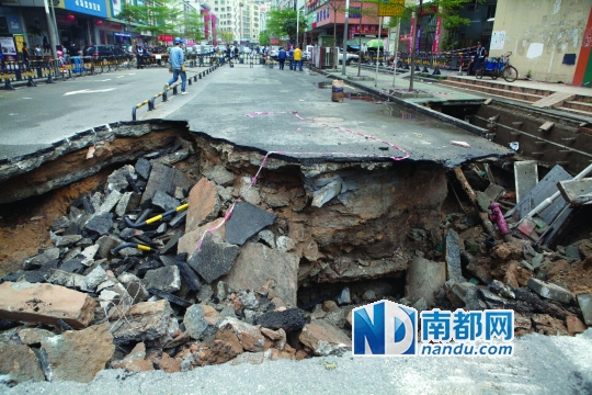 昨日深圳福永大道旁现地陷，被掏空约70立方米。南都记者 霍健斌 摄