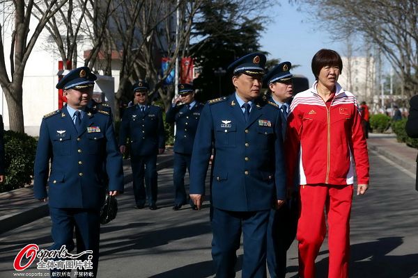 图文:女排集结空军基地军训 郎平参观军营