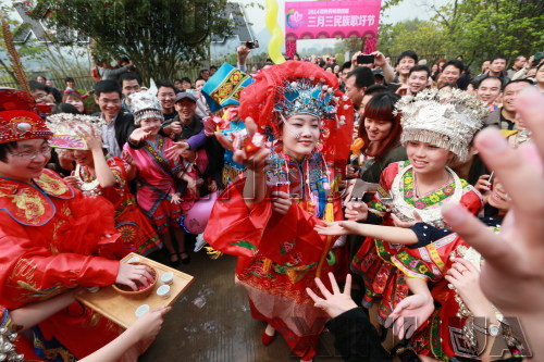 4月2日,桂林市民,游客在桂林桃花湾景区体验侗族传统婚礼.