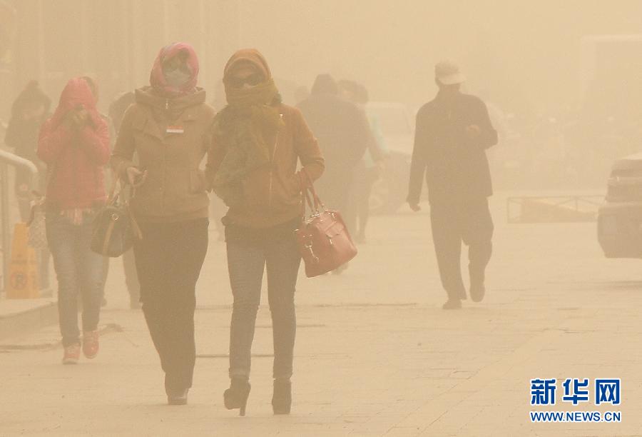 【组图】新疆多地遭遇强沙尘天气:黄沙漫天 浮尘"淹"城(组图)