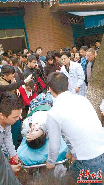 4月2日13时许，郴州市人民西路枪击案抢救现场。通讯员 欧笑天 摄