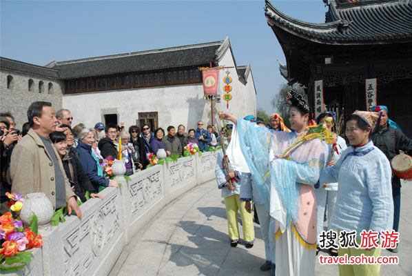 烏鎮(zhèn)香市蠶花仙子巡游