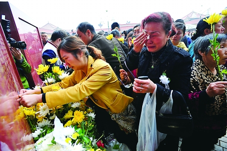 江南殡仪馆,市民祭奠亲人. 记者 吴珊 摄