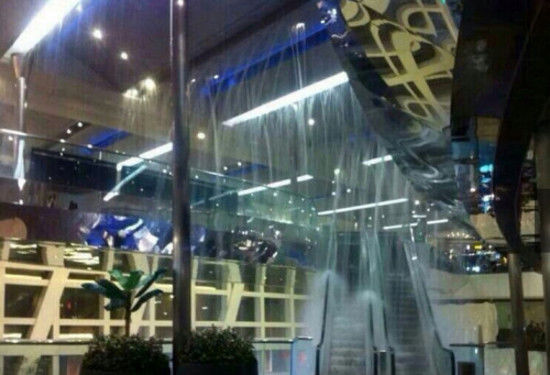 香港遭遇50年一遇的暴雨天气,冰雹打穿商场顶部,雨水灌入。(图片来源:网络)