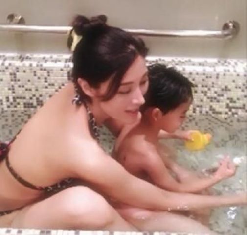 李嘉欣与儿子玩水