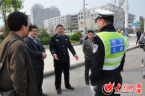 4日讯(记者 刘 进)4月3日,20名大众网友走进菏泽交警支队巨野大队