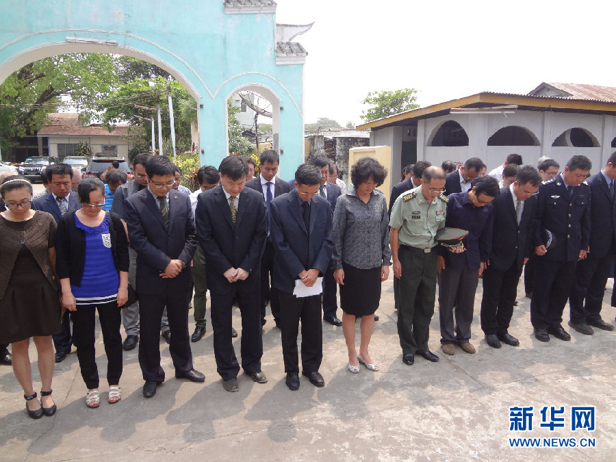 缅甸华人华侨代表在中国远征军纪念碑前献花圈