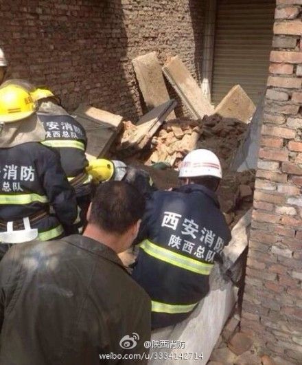 西安一加盖民房坍塌 有人员被埋图