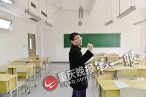 王老师独自一人在空教室里练习讲课