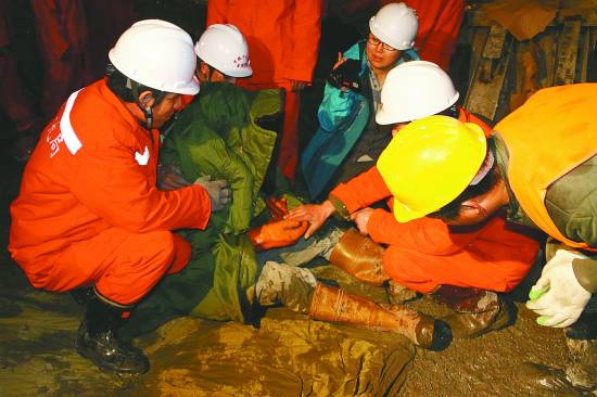 吉图珲隧道塌方12名被困人员获救
