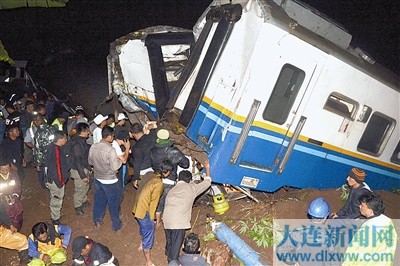 印尼列车出轨5人死亡(图)