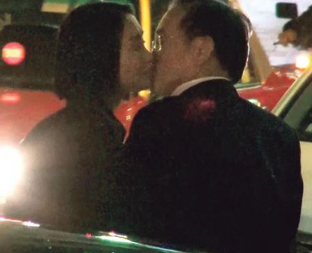 罗慧娟丈夫刘志敏获女伴深情的goodbye kiss，女方主动亲吻，嘴唇贴近刘志敏的嘴，两人对视一笑。