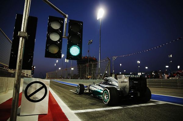 图文:F1巴林站排位赛赛况 汉密尔顿在比赛中