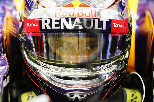 图文:F1巴林站排位赛赛况 维特尔戴着头盔