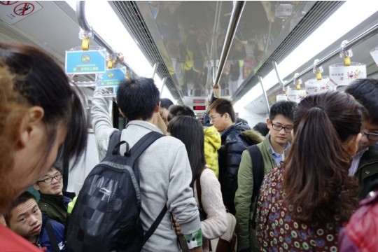 2号线列车车厢拥挤.