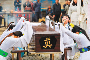 南安职业哭灵女收入赛白领 一场可获3000元报酬(图)