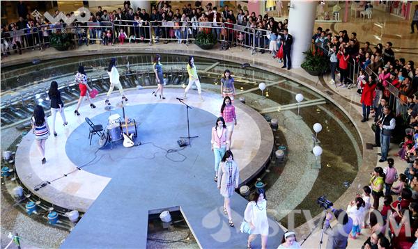 南京:商场上演时装秀(组图)