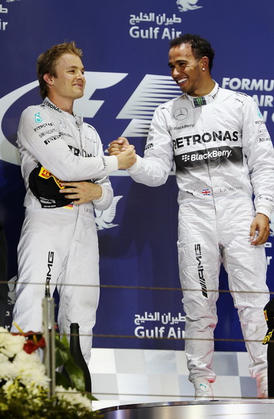 图文:F1巴林大奖赛正赛 领奖台上的友谊