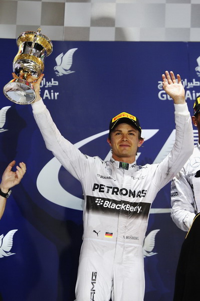 图文:F1巴林大奖赛正赛 罗斯伯格举起奖杯