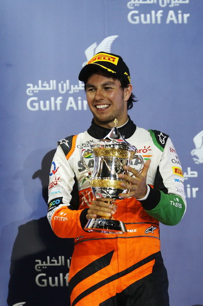 图文:F1巴林大奖赛正赛 佩雷兹举起奖杯
