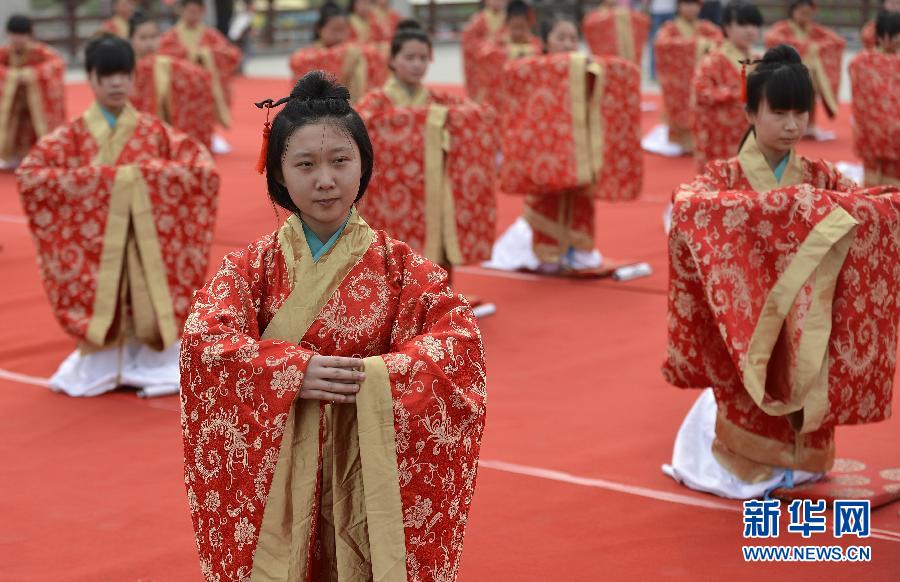 组图:西安举行汉式女子成人礼