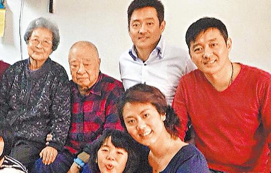 李桐春(后排左二)与李志希、李志奇等家人合影