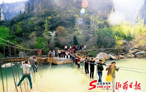 壶关县太行山大峡谷红豆峡景区踏青旅游的游客