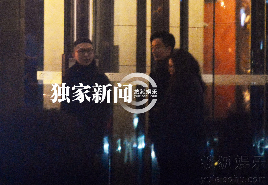赵薇庆生众男闺密到贺 黄有龙酩酊大醉被人抬上车