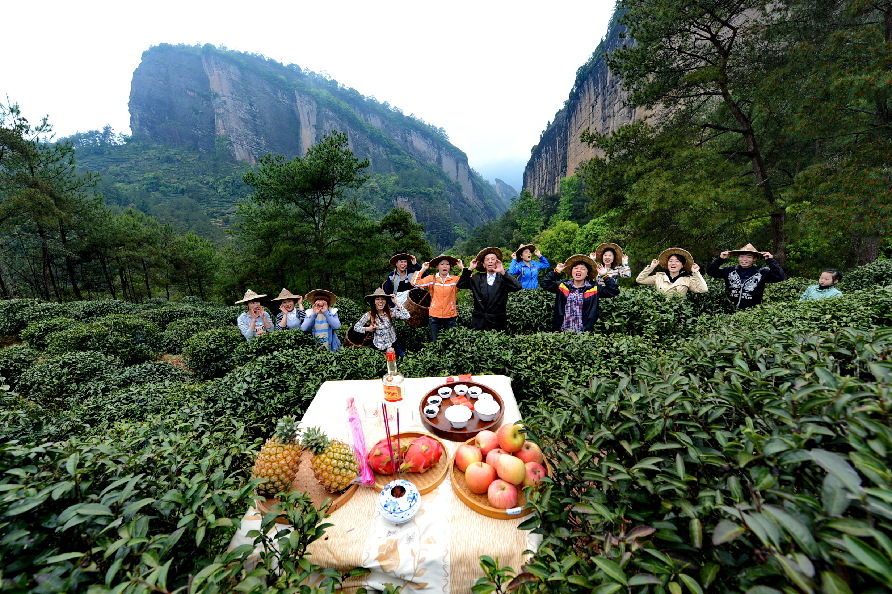 4月7日,武夷山天心村茶农在茶园举行"喊山"仪式.